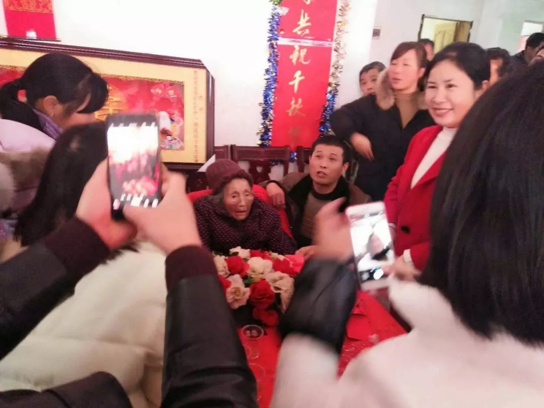 修水又出了一位百歲老人，多人趕去沾喜氣！長壽的秘訣是……