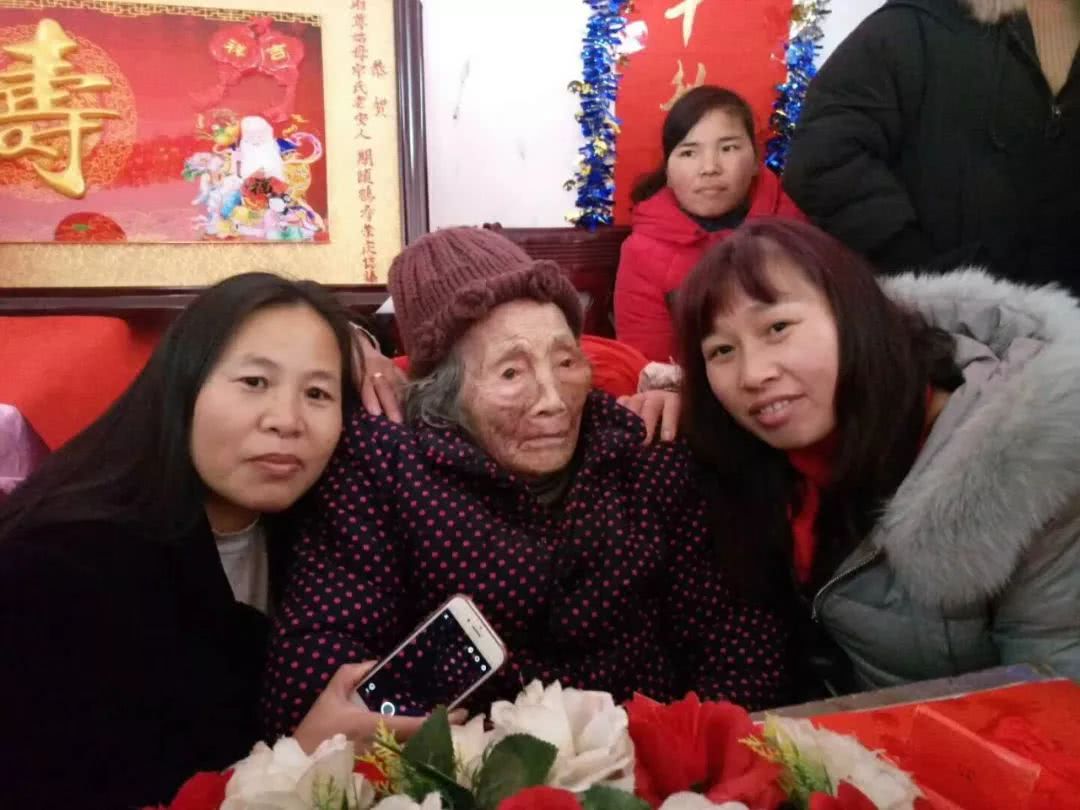 修水又出了一位百歲老人，多人趕去沾喜氣！長壽的秘訣是……